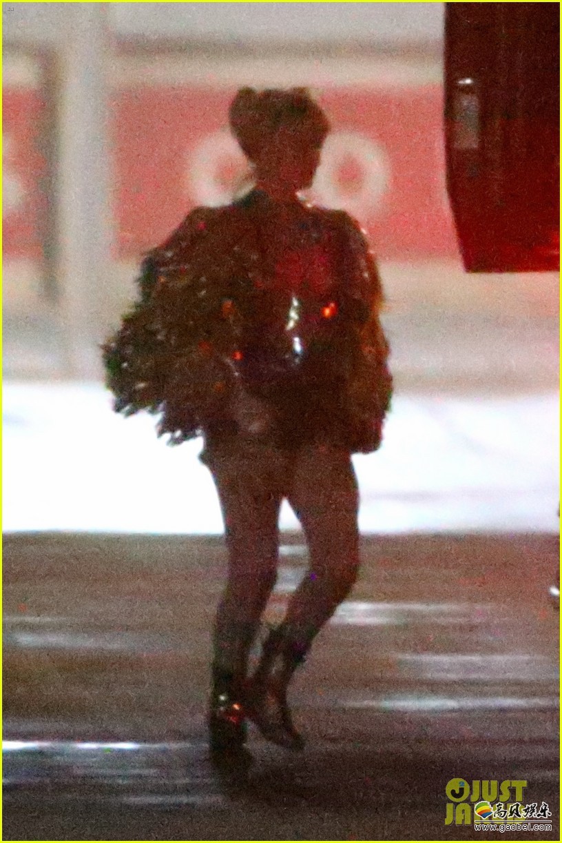 拍摄中的《猛禽小队》又曝光了一组哈莉奎茵的片场照：依旧性感迷人