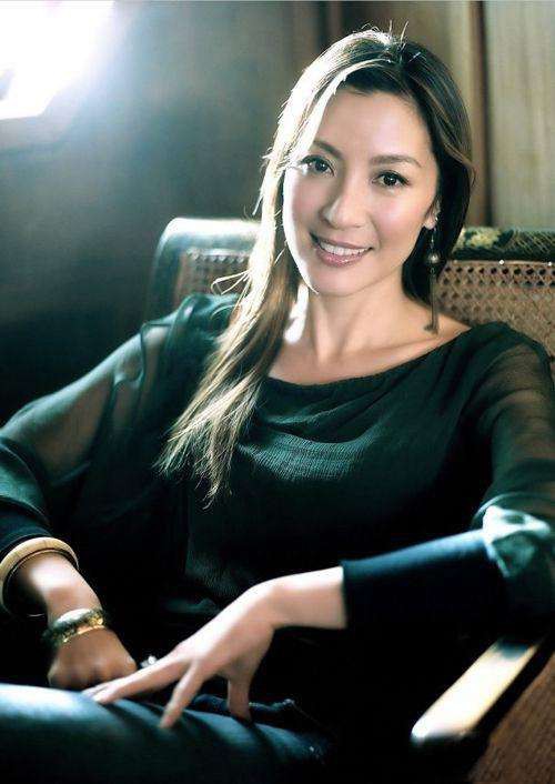 56岁的杨紫琼无意中向全世界证明女人美：可以不惧年龄！在岁月中沉淀