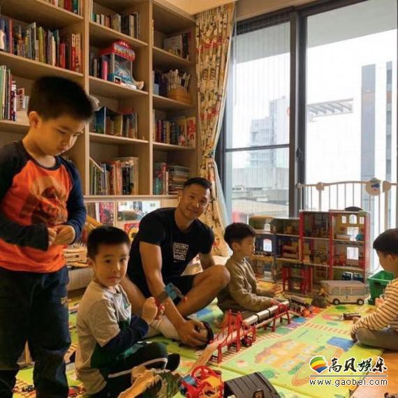 范玮琪曝光老公黑人陈建州陪孩子玩耍照片：玩得不亦乐乎，画面超有爱