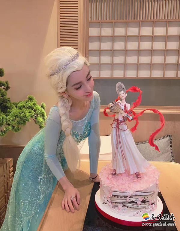 网友曝出Angelababy与好友补过30岁生日美照：cosplay冰雪女王艾尔莎