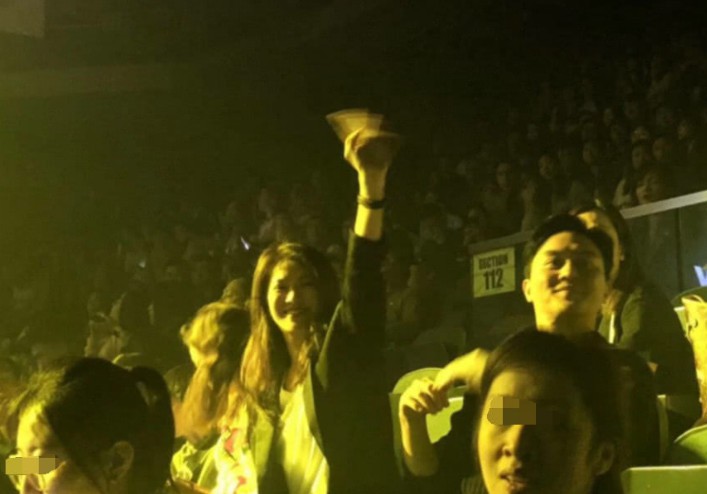 网友爆料在澳门偶遇张智霖袁咏仪夫妇看演唱会：还晒出大量视频、照片