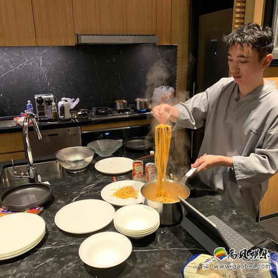 王思聪晒出近照：亲自下厨煮意大利面，头发湿漉，豪宅出镜超大落地窗