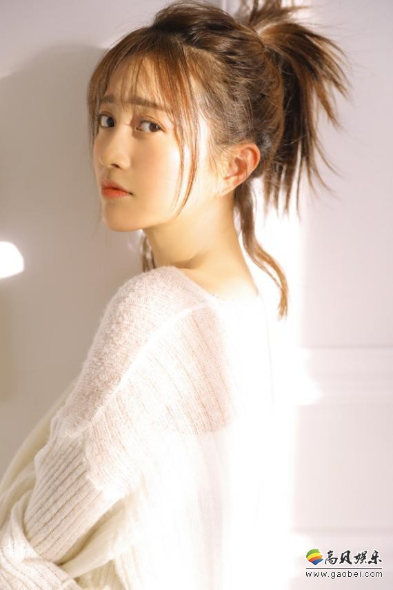 包文婧白色系写真照：宽松针织与长裙搭配淡淡的裸色系妆容，清爽十足