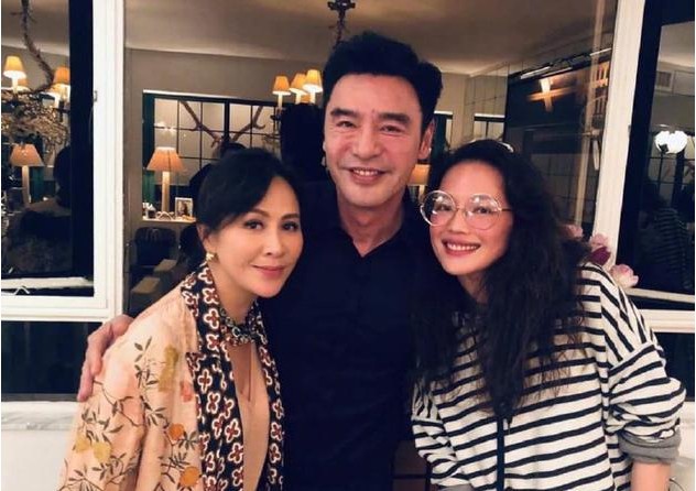 舒淇晒出与刘嘉玲、钟镇涛合影：钟镇涛将两位女士搂在怀里，一脸笑意