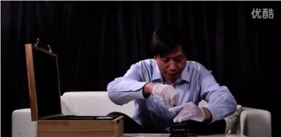 小米智能硬件部总经理唐沐翻出6年前旧照：照片中的雷军居然真在拧螺丝