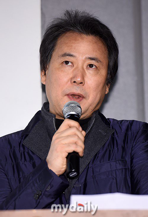 金昌焕与文英日因涉嫌虐待公司旗下艺人而在今天上午出庭受审 金昌焕与文英日因涉嫌虐待公司旗下艺人而在今天上午出庭受审