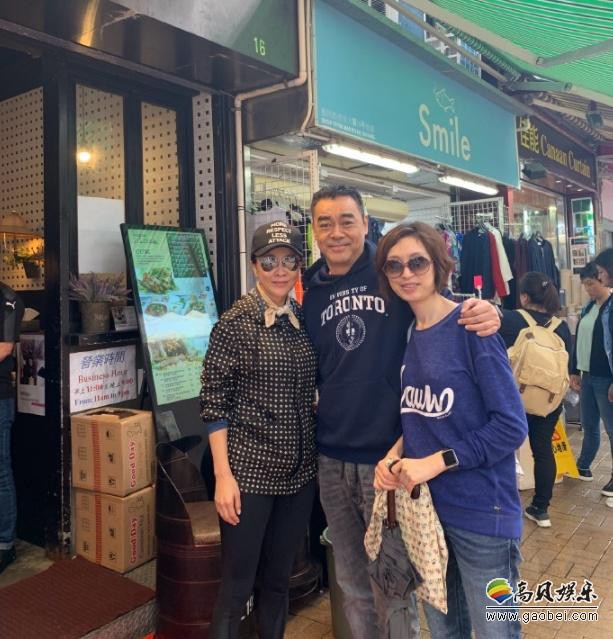 刘嘉玲晒出与老搭档刘青云合影：闲游香港的同时并大方地对香港表达爱意