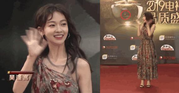 吴谨言现身2019电视剧品质盛典红毯：举手打招呼时候竟然把手上戒指甩飞