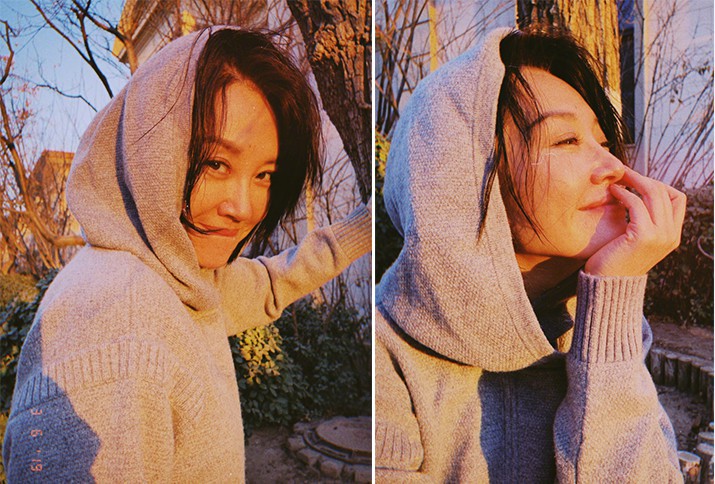 许晴微博账号晒照：她衣着随性，针织帽衫罩在头上，一脸慵懒看向镜头