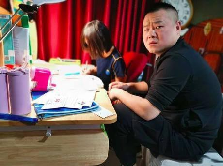 岳云鹏妻子郑敏晒出小岳岳辅导女儿作业日常：岳云鹏露出哭笑不得表情