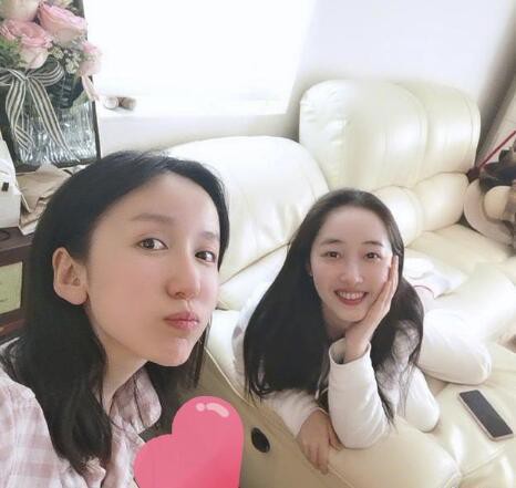 娄艺潇晒出与蒋梦婕合照：娄艺潇素颜出镜，蒋梦婕一身白衣坐在沙发上