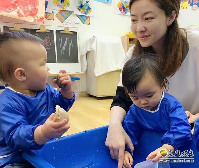 熊黛林微博晒出宝宝在学校认真玩游戏照片：小朋友们围坐在水盆前玩水