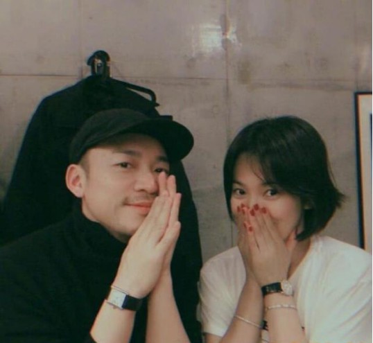 韩国演员宋慧乔晒出与男性化妆师友人合影：她的左手无名指仍未戴婚戒