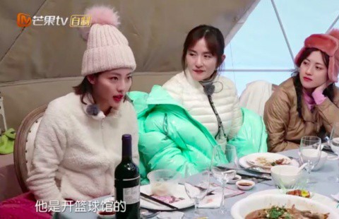 张嘉倪某节目中首次正式介绍老公买超身份：在北京开了一个很火的篮球馆