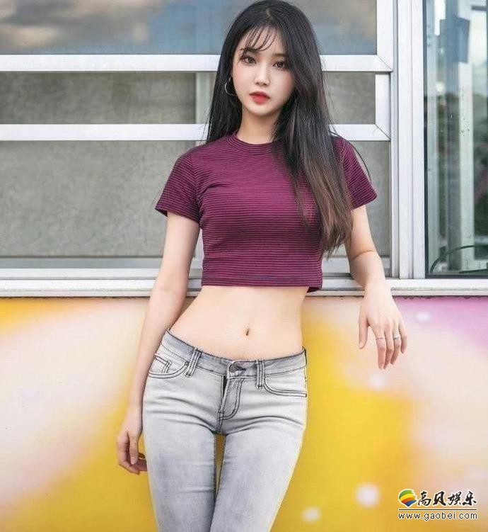 爱美妹子修身牛仔裤：搭配简单得体，打造完美身段！妹子看着气质高雅