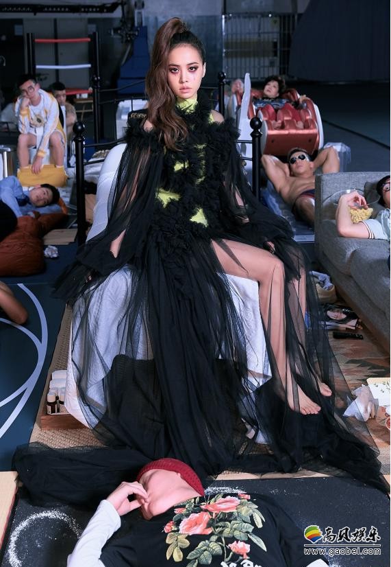 蔡依林《消极掰》MV花絮曝光“丧志眼泪妆”造型搭配华丽造型服出场