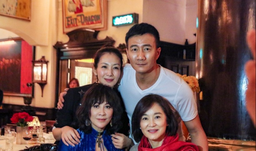 胡军结束《哈姆雷特》世界巡演香港站演出：港圈好友到场观看送花助阵