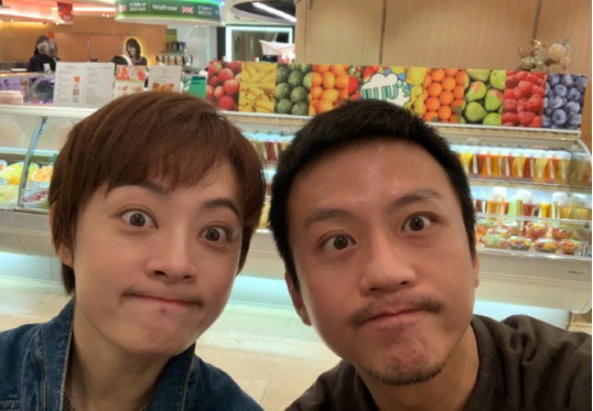 邓超微博再度晒出和孙俪同框合影：两人大秀恩爱！照片延续以往搞怪风