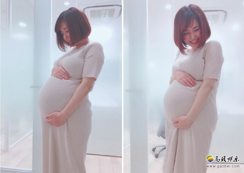 苍井空微博晒孕肚照：苍井空穿着燕麦色连衣长裙，孕肚凸起，十分明显