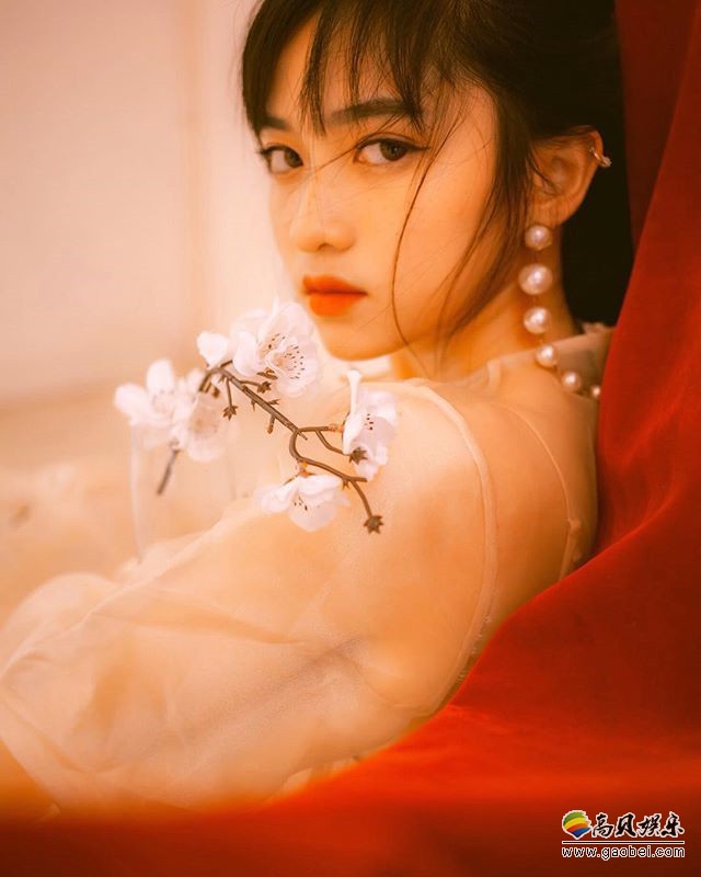 越南18岁辣妹社交网络晒出美照：精致容颜！身材比例完美＋还有一双美腿