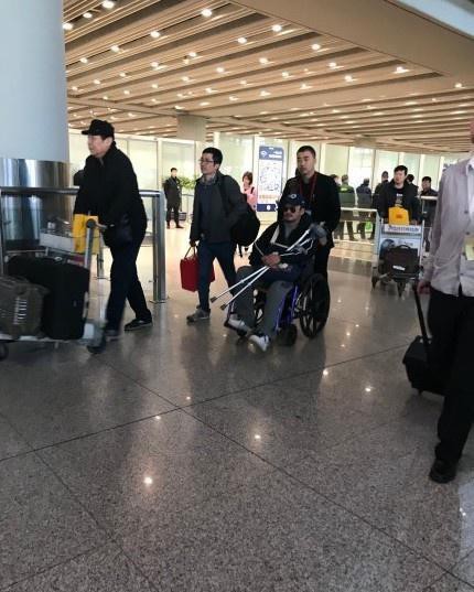 网友机场偶遇吴京：这次吴京全程坐在轮椅上，手拿拐杖，疑似旧伤复发