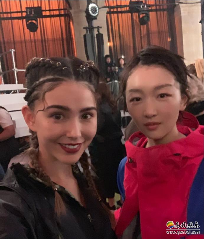 昆凌、周冬雨现身某时装秀场同排看秀：一个清爽俏皮，一个混血感十足