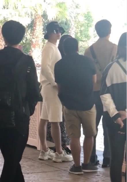 网友称在迪拜旅游偶遇杨洋：杨洋白色造型在人群中脱颖而出！引人注目