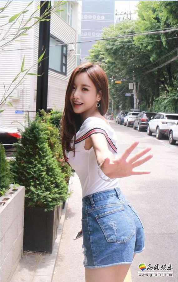 美丽姑娘腿细很显瘦：带给人的视觉效果不一样！姑娘们就想着能够减肥