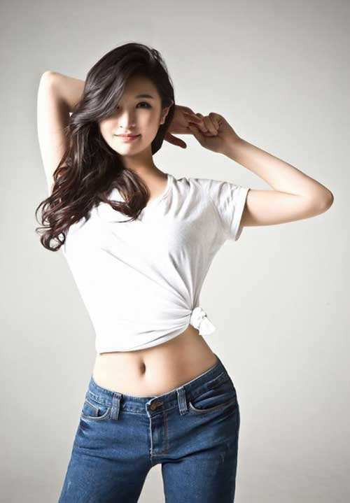 休闲牛仔裤能让女生散发女性的婉约之美：爱美女性轻松穿出优雅时尚感