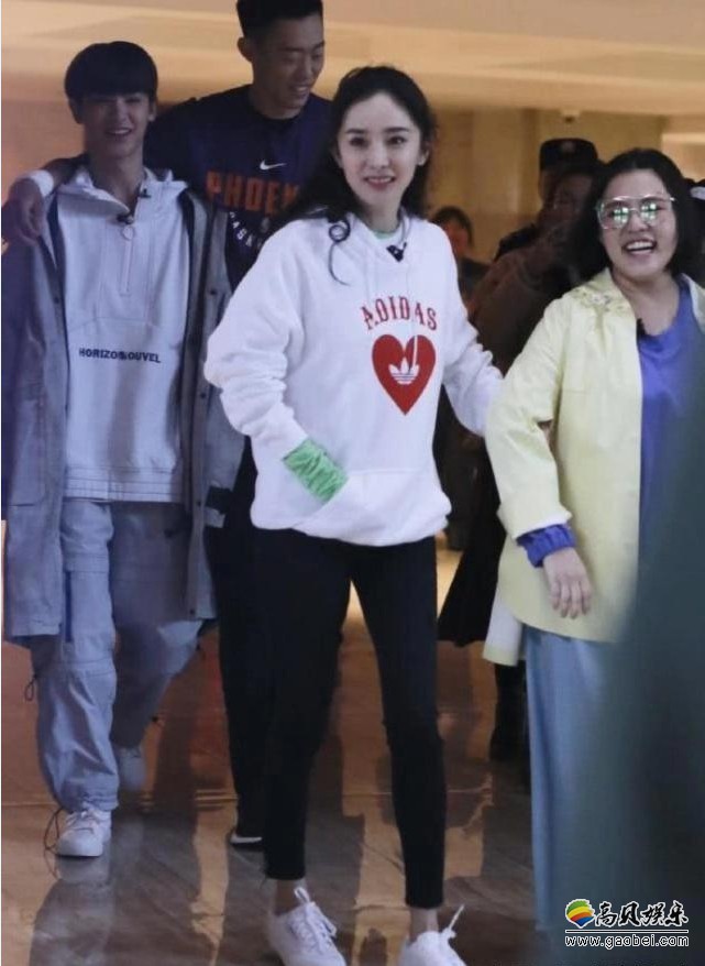 网友微博晒出杨幂、谢依霖录制节目画面：状态十分不错，全员运动look