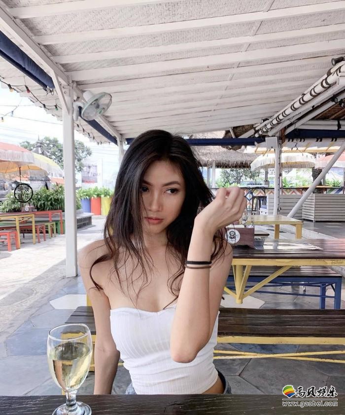 性感“美胸控”运动型美女：激情热辣销魂写真照！“运动与安静”综合体
