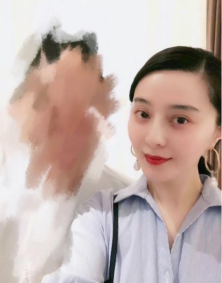 范冰冰晒出和友人合影照：细心网友却发现照片中范冰冰手上没有戴婚戒