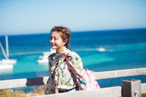 《妻子的浪漫旅行第二季中》包文婧在此次旅行中“为爱跳伞”挑战自己