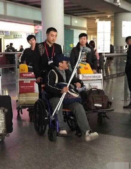 网友拍到吴京手持拐杖：戴着墨镜，坐轮椅现身北京机场，疑似腿部受伤