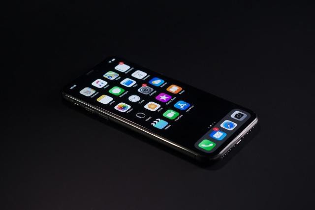 外媒曝光iOS 13渲染图：其中最惊艳的莫过于全局黑暗模式！完美隐藏刘海