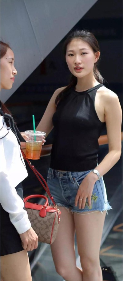 热裤小姐姐“仙女味道”：美丽女人拥有完美双腿和略胖身材！身材特别棒