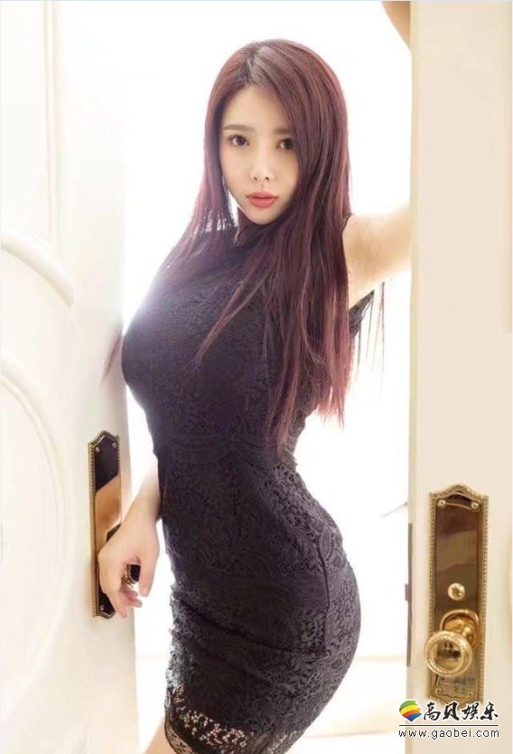 "旗袍女神"走红！现代知性美：小姐姐穿着黑色旗袍式包臀裙，很有知性美