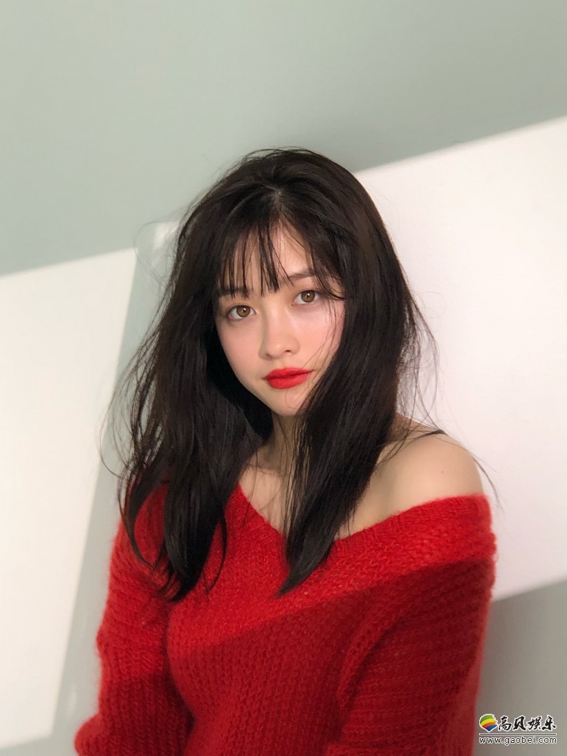 桥本环奈推特晒出一些拍摄美图：红唇的桥本环奈增添了一份妩媚与性感