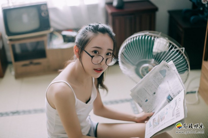 青春靓丽，朝气蓬勃可爱妹纸：美女校花吊带热裤夏日私房清凉艺术写真集