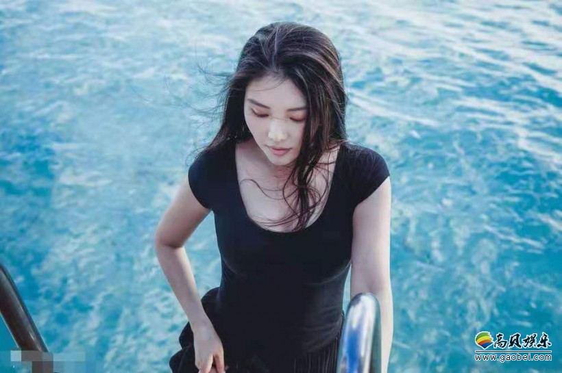 徐冬冬泳池福利写真照：黑色紧身短袖，妆容稍微有些淡淡，清新不失性感