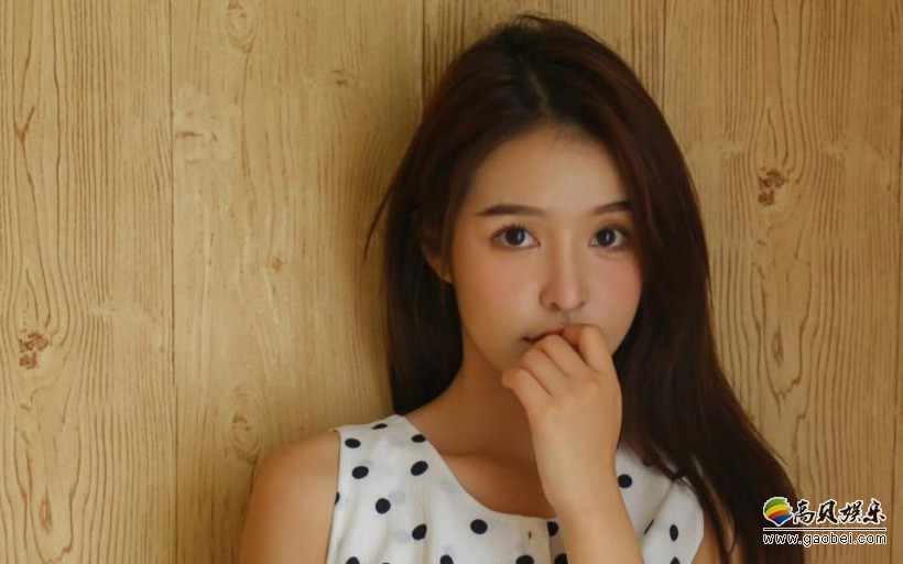 元气清纯吊带美女写真照：可爱治愈系居家温暖色调！青春、清纯无人能敌