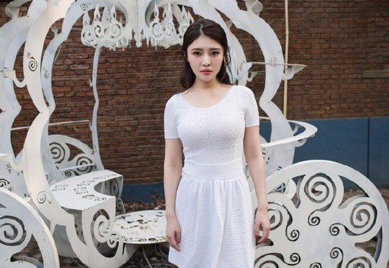 “大嫂”徐冬冬最新白裙写真：宅男女神身材热辣！成熟“胸器”一览无余