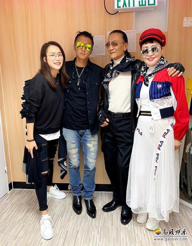 霍汶希晒出与谢霆锋一家合影：谢贤、谢霆锋摇滚打扮，狄波拉戴着墨镜