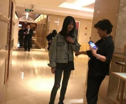 郑爽新剧将播和母亲现身：身穿牛仔装身形依旧纤细，人群中给粉丝比心