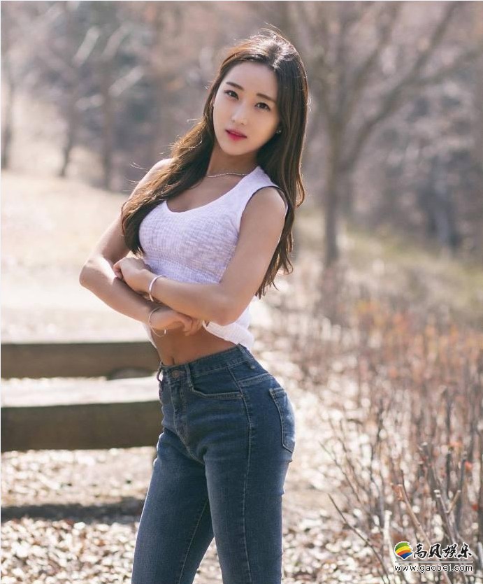 卷发红唇小姐姐户外写真：白色紧身衣＋包臀牛仔裤！前凸后翘女神级别