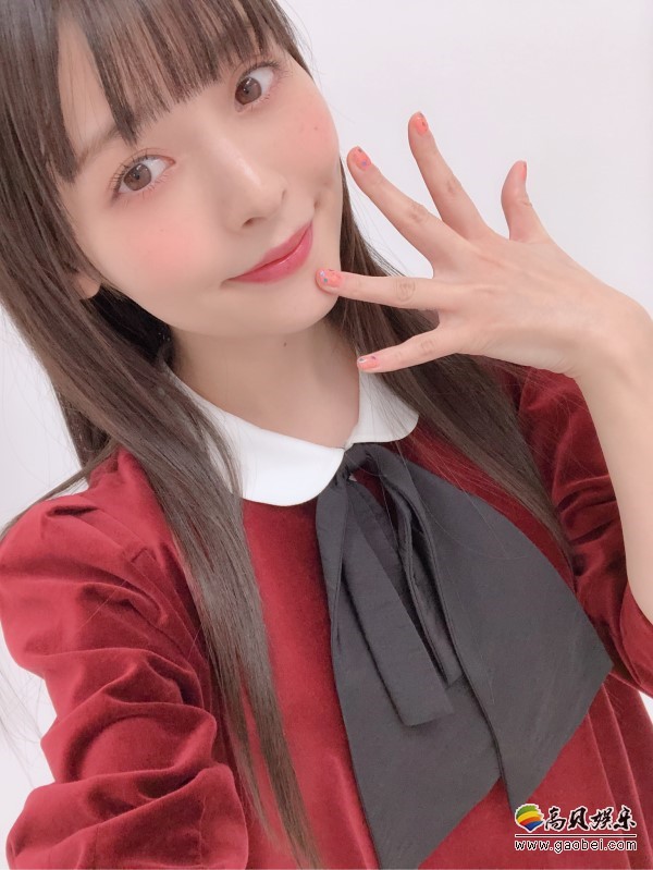 上坂堇官方LINE账号超过20万人关注：特意穿红衣服拍了照片分享给大家