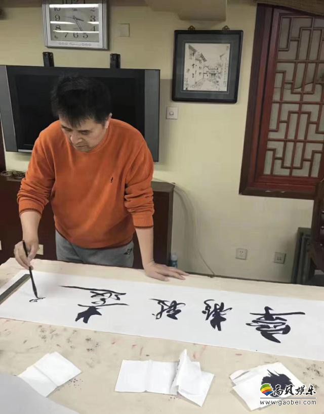 网友晒出毕福剑近照：毕福剑头发乌黑、正在专心练字，看起来状态不错