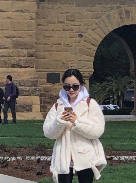 网友美国旧金山斯坦福大学附近偶遇李小璐：一同前往的似乎有女儿甜馨