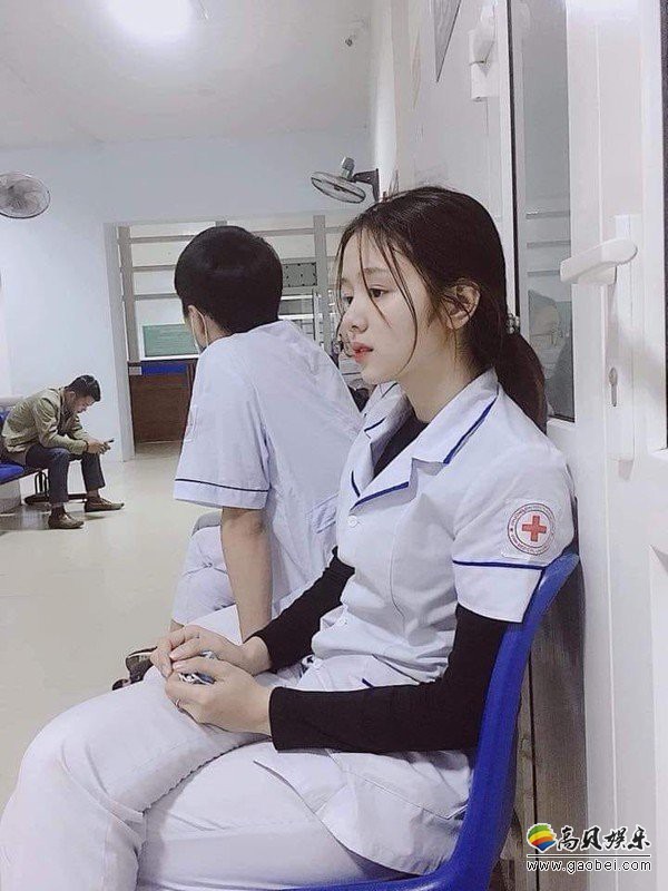 越南漂亮女护士网上意外走红：她长相甜美！网友表示要去这家医院打针