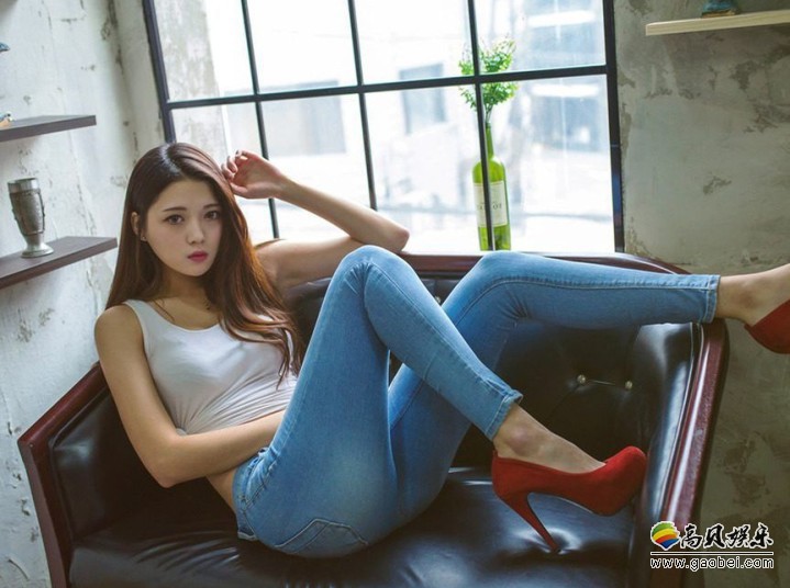 微胖女生丰腴感觉性感代表：紧身牛仔裤适合微胖女生，略胖女生的福音